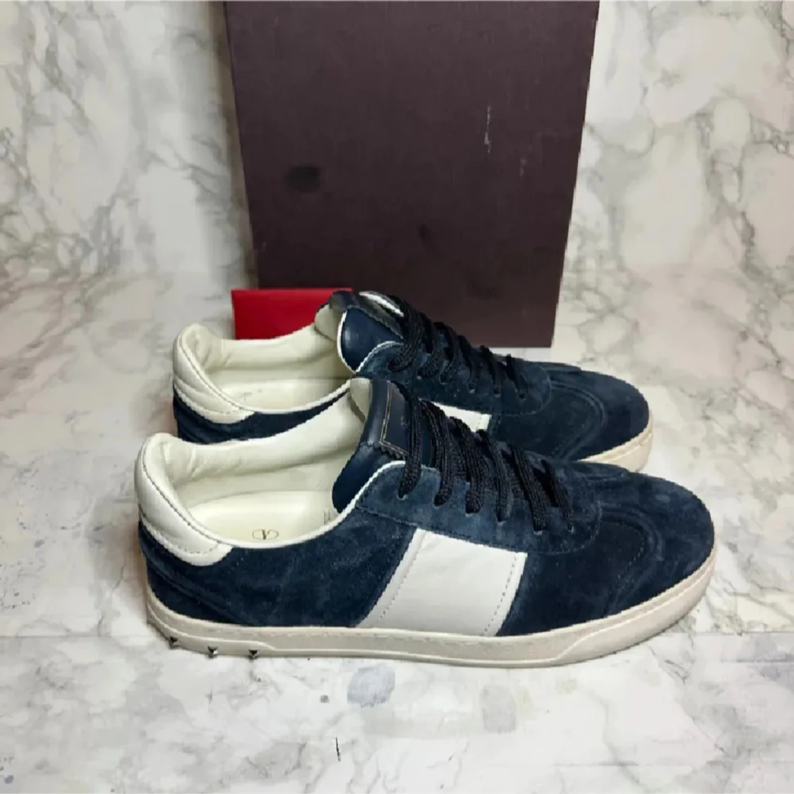 Blå och vita sneakers från Valentino