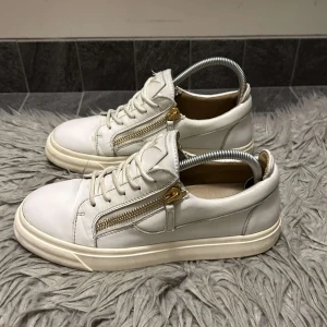 Zanoti Giuseppe  - Säljer mina vita Zanoti Giuseppe  || Strlk 41 || Mycket bra skick || Tveka inte att höra av dig vid frågor! 🙌🏼