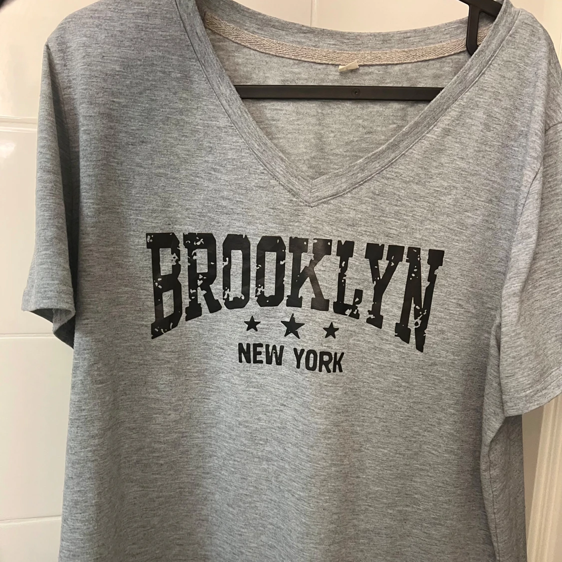 Grå t-shirt med Brooklyn-tryck