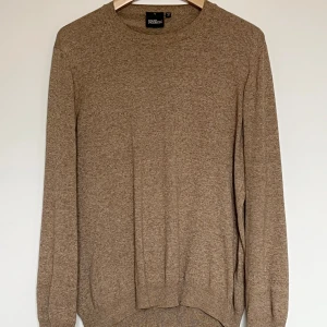 Oscar jacobson tröja  - Säljer en stilren tröja från Oscar Jacobson i beige färg. Tröjan är tillverkad i ett mjukt material som ger en lyxig känsla och perfekt komfort. 🤩  Längd: 73cm | Bredd: 55cm