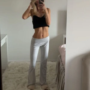 Ljusgrå yoga pants - Soft chill pants från Nelly. Slutsålda på sidan, använda men i fint skick. Ljusgrå och i skönt material, storlek xs. Köpta för 239kr och säljer för 130kr, köpare står för frakt🤍