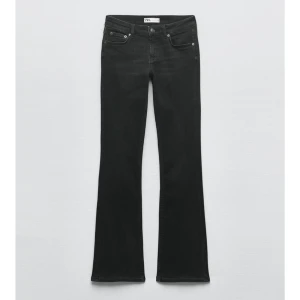 Zara lowrise bootcut jeans - Superfina lågmidjade jeans från Zara, storlek 32 men funkar på mig som har 34 då de är stretchiga. Superfina och bra skick men har en slitning i fram (se bild), tycker inte man ser det när man har de på sig men man vill nog bara sy in någon tyglapp bakom så det inte går upp mer❤️❤️