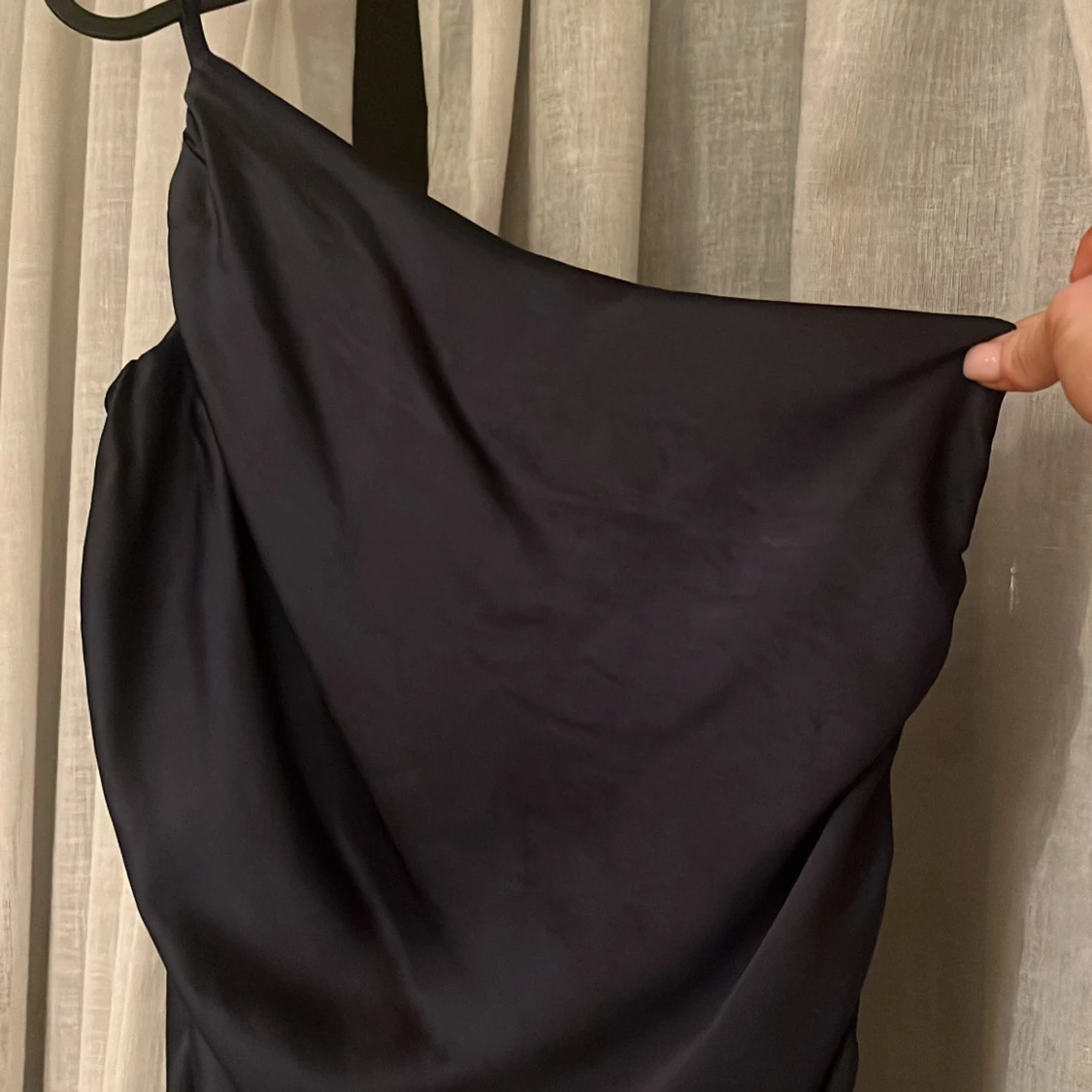 Mörkblå långklänning med oneshoulder - 2