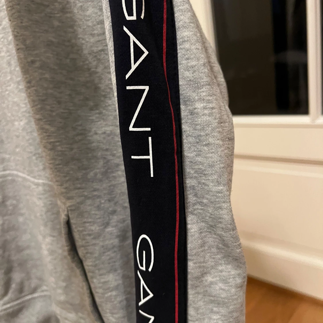 Grå hoodie från GANT - 1