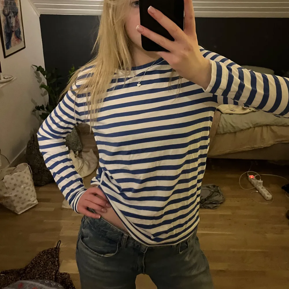 Säljer en jätte fin randig tröja i blått och vitt, pågrund av att jag aldrig fått använding av den. Helt ny men dock inga prislappar kvar tyvärr 💓💓 (jag är 175cm). Neuletakit & Villapaidat.