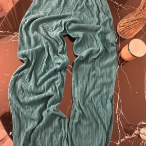 Gröna byxor från Gina Tricot - Snygga gröna byxor från Gina Tricot i storlek XS. Byxorna har en loose passform och är tillverkade i ett lätt och bekvämt material. Perfekta för en avslappnad stil.