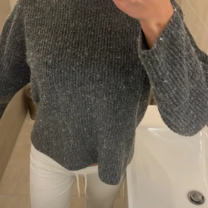 Grå stickad tröja från H&M - Säljer en mysig grå stickad tröja från H&M. Tröjan har en enkel design med långa ärmar och en bekväm passform. Perfekt för kyliga dagar. 🧶