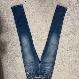 Blå jeansbyxor från Replay - Snygga blå jeansbyxor från Replay, modell Anbass. De har en klassisk femficksdesign och en bekväm passform. Perfekta för en avslappnad stil med en touch av trend.