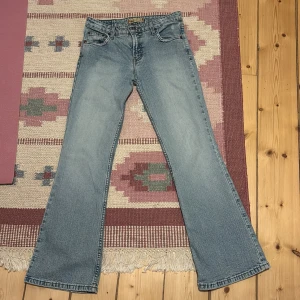 Blå bootcut jeans från Lei - Snygga lågmidjade ljusblå bootcut jeans från Lei . Står ingen storlek men skulle säga 34/xs. Passar mig som är 150 i längden.
