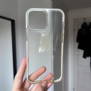 Genomskinligt mobilskal från Holdit - Säljer ett stilrent och genomskinligt mobilskal. Perfekt för att skydda din telefon utan att dölja dess design. Skalet har exakta utskärningar för knappar och kamera. Sparsamt använt.