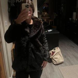 Brun pälsjacka från H&M - Säljer en mörkbrun pälsjacka från H&M. Säljs enbart för att den är lite för liten för mig