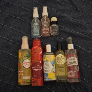 Parfymsamling med olika dofter - Säljer en samling av olika parfymer och body mists. Inkluderar La Rive Summer Joy, I Love Glazed Raspberry, Sweet Candy Strawberry Kiss, The Body Shop Coconut & Yuzu och Moringa. H&Ms Freewheeling och två Sol de Janeiro inspirerade bodymisys. Några är oanvända, 50% till 100% kvar i alla💓
