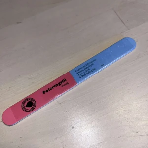 Poleringsfil  - Praktisk nagelfil från Depend med fyra olika steg för att forma och polera naglarna. Filen har en rosa och blå sida för olika funktioner. Perfekt för att få en jämn och glansig yta på naglarna. Helt ny!