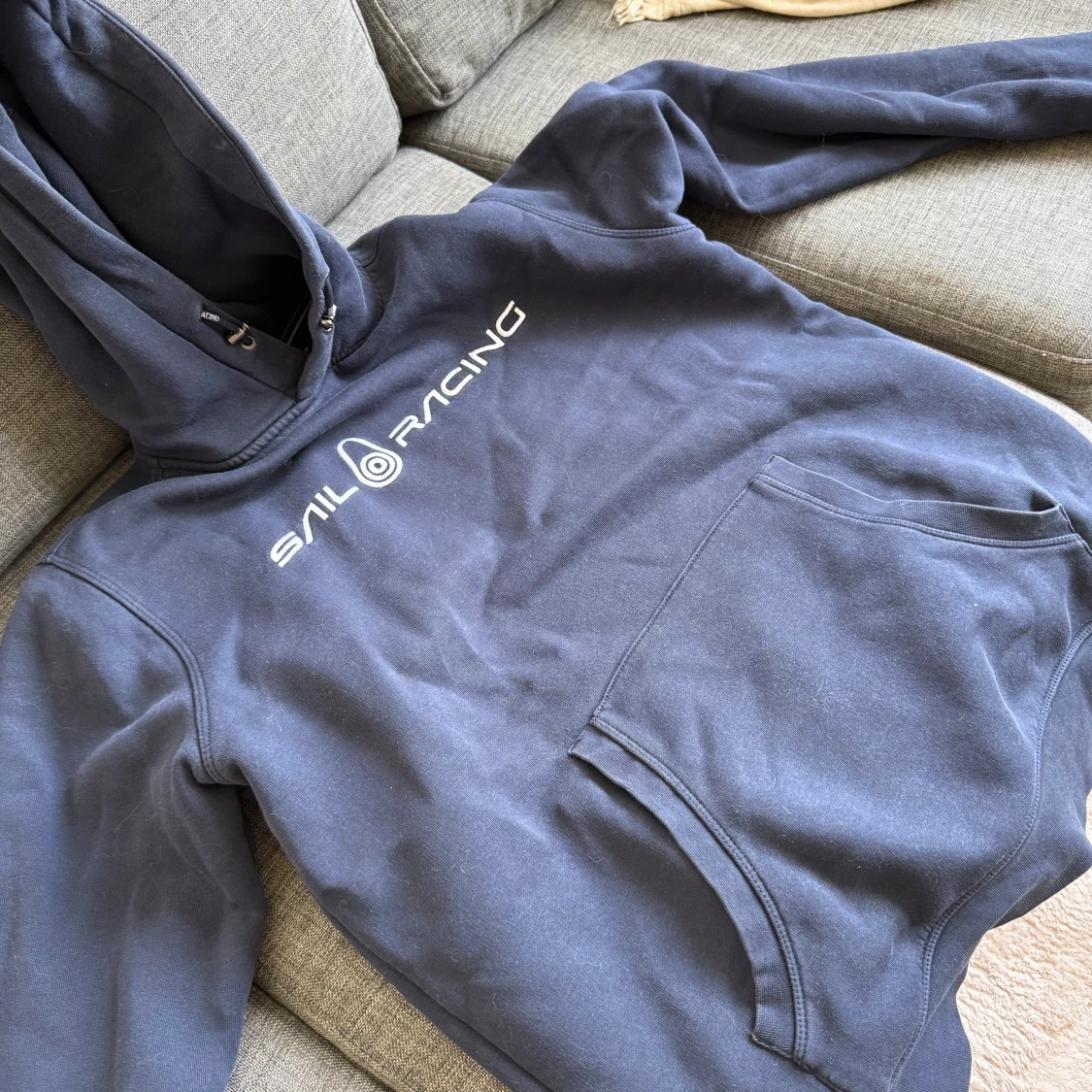 Mörkblå hoodie från Sail Racing