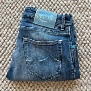 JACOB COHEN JEANS  - Jacob Cohen Jeans - Storlek: 32, Benlängd 95cm, midja 42cm - Modell: 622 Slim fit - Nypris 5000kr - deluxecloset