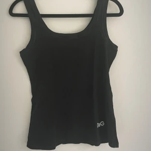 Svart ribbad linnetopp från D&G - D&G svart linne! Nästan oanvänd.