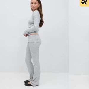 Grå tights  - Säljer ett par grå tights i mjukt och bekvämt material. Byxorna har en hög midja och en loose passform, perfekt för en avslappnad stil. De är tillverkade i bomull och har en enkel design utan mönster.