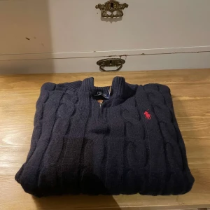 Ralph lauren stickad half zip - Stickad Ralph lauren tröja i navy i bra skick, endast använd ett fåtal gånger! Strolek M men sitter som en S!