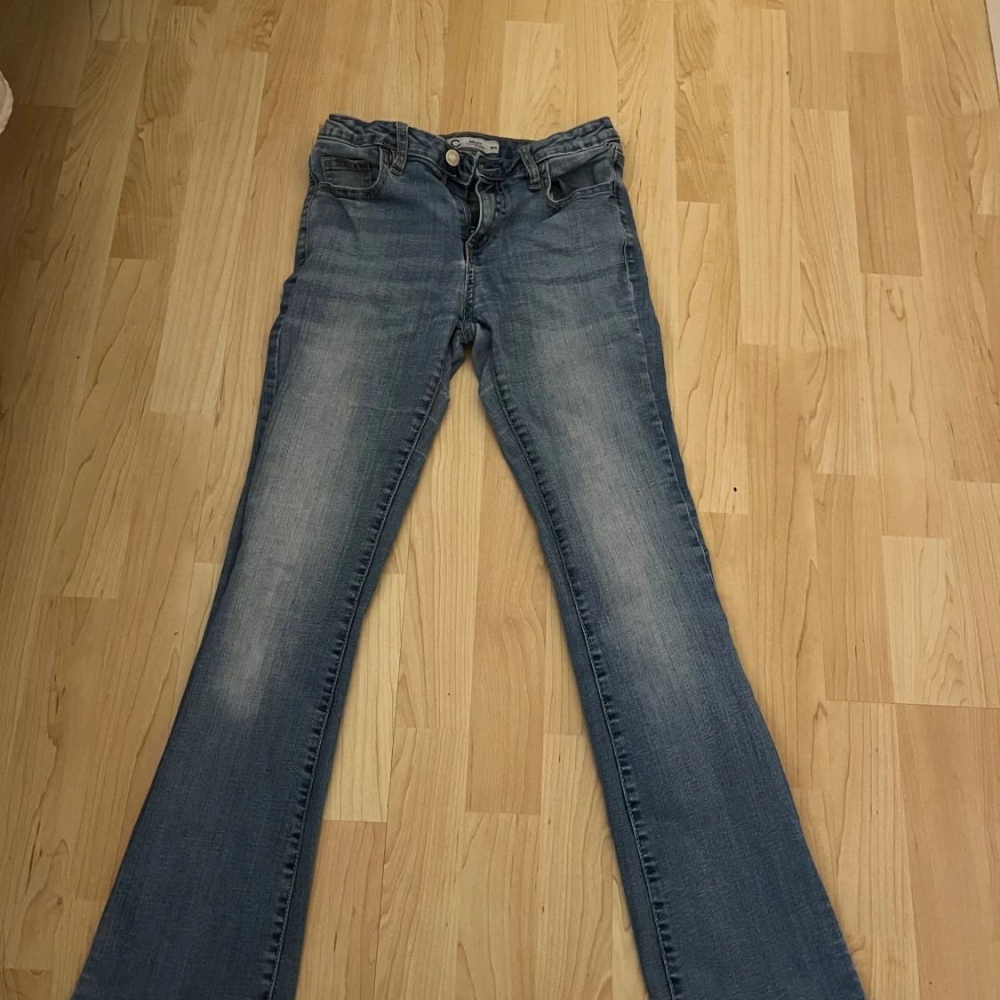 Blå slit flare jeans
