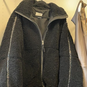 Svart teddyjacka -  Säljer denna jättefina virala teddy jackan som är helt slutsålt. 