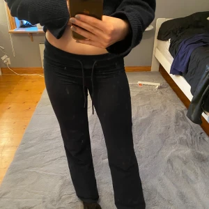 Svarta mjukisbyxor med snörning - Säljer ett par svarta mjukisbyxor med snörning i midjan. Byxorna har en tight passform och är perfekta för en avslappnad stil. De är bekväma och lätta att bära till vardags.