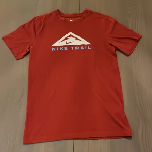 Nike T shirt  - Nike T shirt Nike trail - nypris : 350kr - mitt pris 150kr 