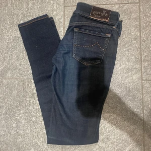 Jacob Cohen jeans - Hej! Säljer nu dessa Jacob Cohen jeans. Otroligt snygga med snygg patch där bak. Garanterad äkthet. Storleken är 26. Dessvärre dam modell men passar även på killar. Något mindre fickor på denna modell. Hör av dig vid frågor eller funderingar!