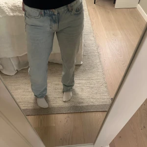 Ljusblå jeans från Gina Tricot - Säljer ett par ljusblå jeans från Gina Tricot. De är raka i bena och skulle säga att dom är mid waist. Köpta för några år sedan, men är sparsamt använda. Storlek 32, men passar nog både XS och S.💗