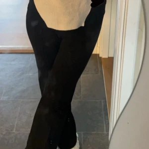 Svarta kostymbyxor från Messa Life - Snygga svarta kostymbyxor från Messa Life med hög midja och dragkedja framtill. Byxorna har en stilren design med knappar vid midjan. Köpt i Turkiet så storlekarna skiljer, byxorna passar mig som har storlek xs