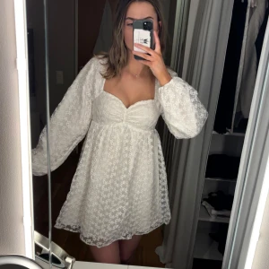 Vit klänning - Superfin och söt vit klänning. I nyskick och passar perfekt till student eller midsommar till exempel