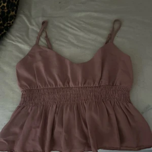 Topp - En jättesöt volang topp från Shein använd fåtal gånger. Stl 38 men sitter mer som en S tycker jag.