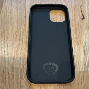 iPhone 15 Svart mobilskal från Telemate - Snyggt svart mobilskal från Telemate, tillverkat av 100% återvunnet material. Skalet har en slimmad design och är perfekt för att skydda din telefon. Passar utmärkt för den miljömedvetna användaren.
