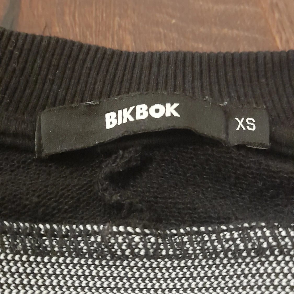 Svart tröja med vita ränder från BikBok