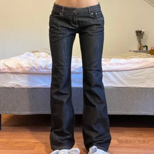 Jeans  - Midjemått: 39cm, innerbenslängd: 81cm 💖