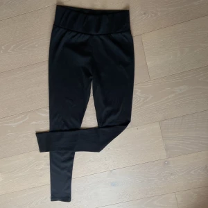 Svarta leggings från SOC - Snygga svarta leggings från SOC med hög midja. Perfekta för både träning och vardag. Tillverkade i ett stretchigt och bekvämt material som ger en tight passform.
