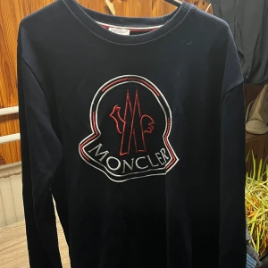 Moncler tröja  - Storlek xl sitter snarare som m-L 