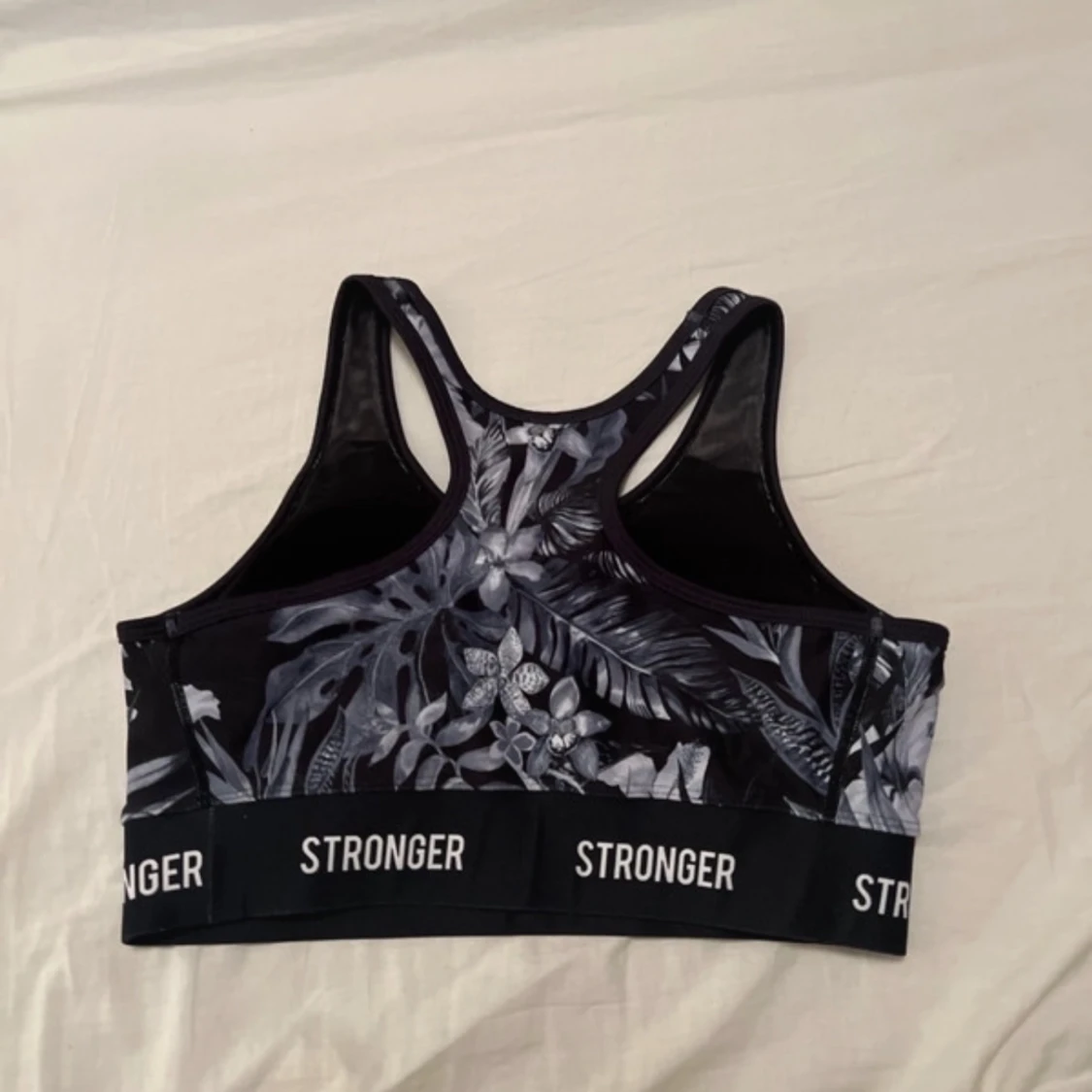 Svart blommig sporttopp från Stronger - 3