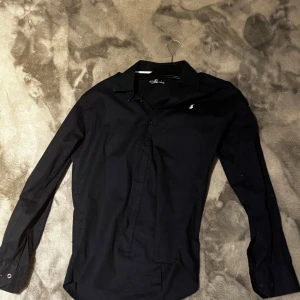 Svart skjorta från Polo Ralph Lauren - Snygg svart skjorta från Polo Ralph Lauren i storlek S till ett bra pris!