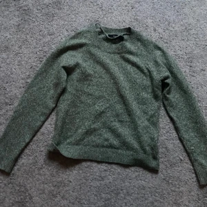 Grön stickad tröja från vero moda  - Säljer en grön stickad tröja från vero moda då den inte kommer till användning! Endast använd fåtal gånger och perfekt för våren!