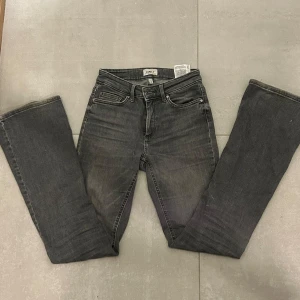 Grå bootcut jeans från Only - Snygga gråa utsvängda jeans från Only.      S/32