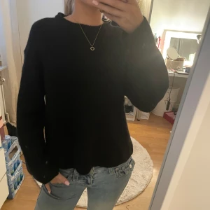 Stickad tröja svart - Snygg svart stickad tröja från Gina, mysig och fin både till vinter och sommar❤️