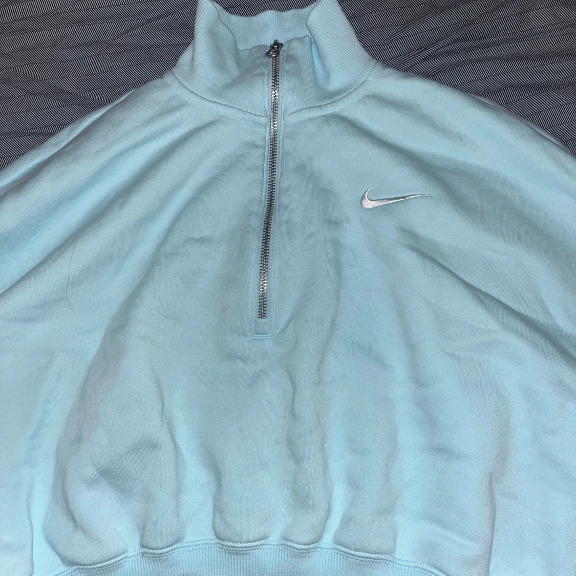 Ljusblå tröja med dragkedja från Nike - 1