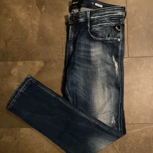 Replay anbass med slitningar  - Feta replay anbass i storleken 34/32. Hor av er vid frågor🤝