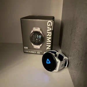 Garmin Forerunner 265 vit  - Säljer en Garmin Forerunner 265 i vit färg. Klockan har en modern design med rund urtavla och är perfekt för träning. Den kommer med originalförpackning och har flera smarta funktioner för att hålla koll på din aktivitet. Bra skick
