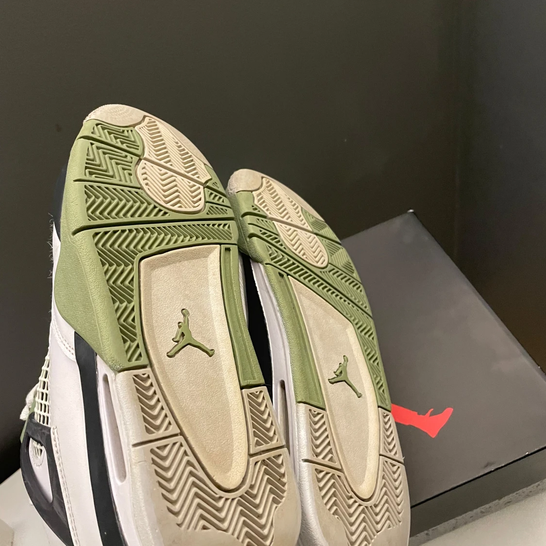 Nike Air Jordans i vitt och grönt - 2