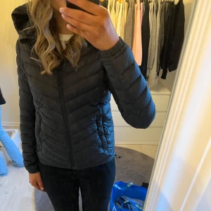 Peak jacka - Svart peakjacka som aldrig kommer till användning💕