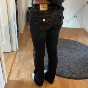 Mörkblå jeans från True Religion - Snygga mörkblå jeans från True Religion med ikoniska bakfickor och kontrastsömmar. Använda endast 2-3 gånger. 