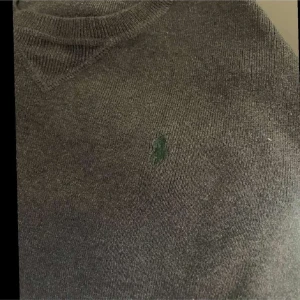 Polo Ralph lauren tröja - Nästintill ny polo Ralph Lauren crew neck, köpt på kidsbrandstore för 1299kr, för 1 månad sedan (använd 3 ggr) mitt pris 599 ✅ hör av er vid frågor osv ✅☺️