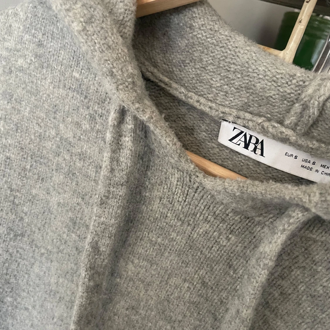 Grå stickad hoodie från Zara - 1