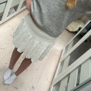 Vit kjol från Gina Tricot - Säljer en vit fin kjol från gina Tricot, mycket bra skick och perfekt till sommaren.